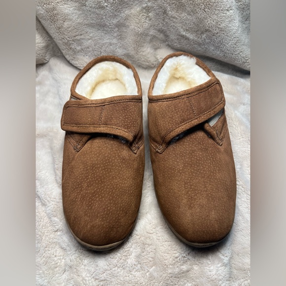 Old Friend Slipper Shoes Men's 11  5E Wide Brown Leather Shearling Lined Strap - Picture 1 of 6